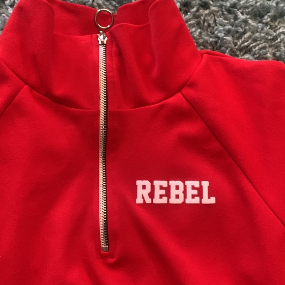 Fashion Nova red crop top - Picture 2 of 4